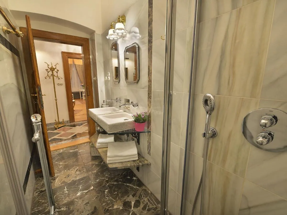 Luxurious Apartment Near River In Cezch Republic Prag