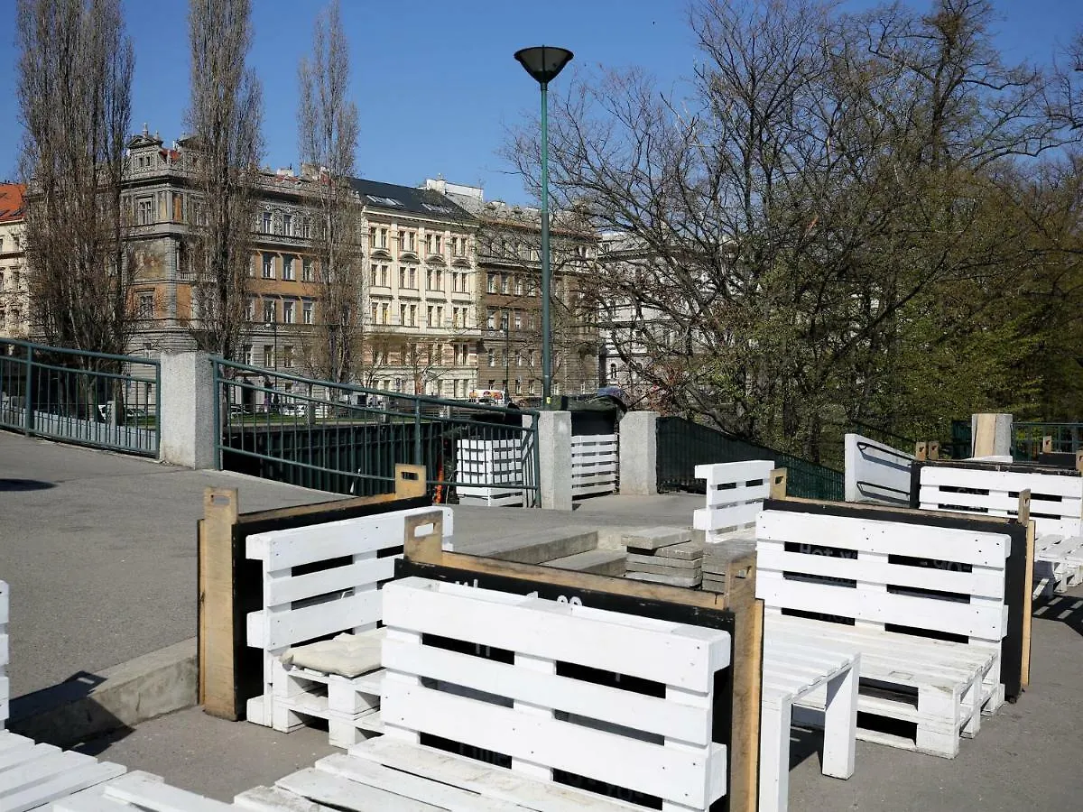 Luxurious Apartment Near River In Cezch Republic Prag